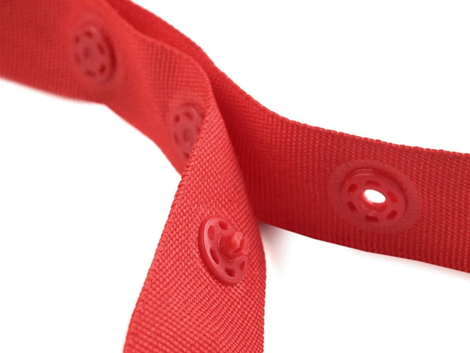 Image du ruban à pression 18 mm - rouge – disponible chez Šarlotes audumi
