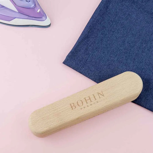 Image du presse-coutures (clapper) 23,5 cm en bois – Bohin | pour un repassage professionnel – disponible chez Šarlotes audumi