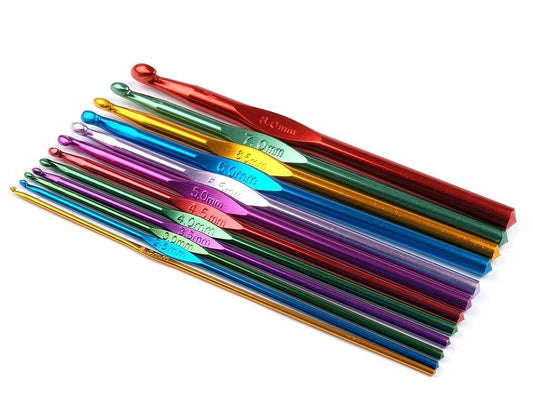 Image of a crochet hook set – 12 sizes (2–8 mm) | Colored aluminum crochet hooks – available at Charlotte’s Fabrics