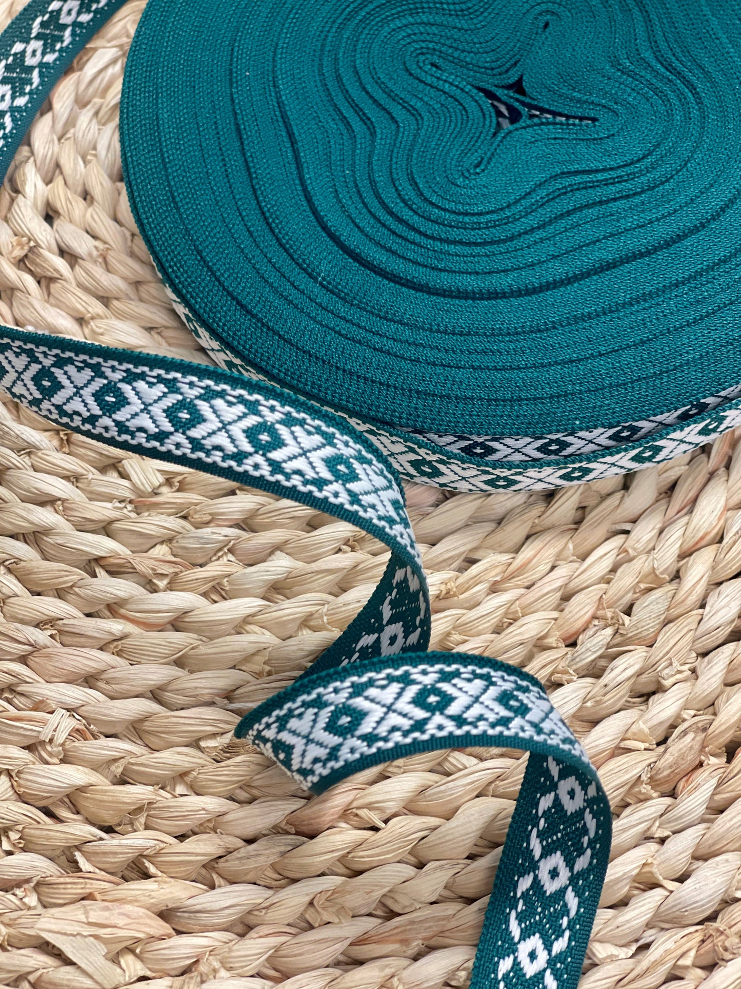 Ruban folklorique, 16 mm - vert à motif blanc - LV