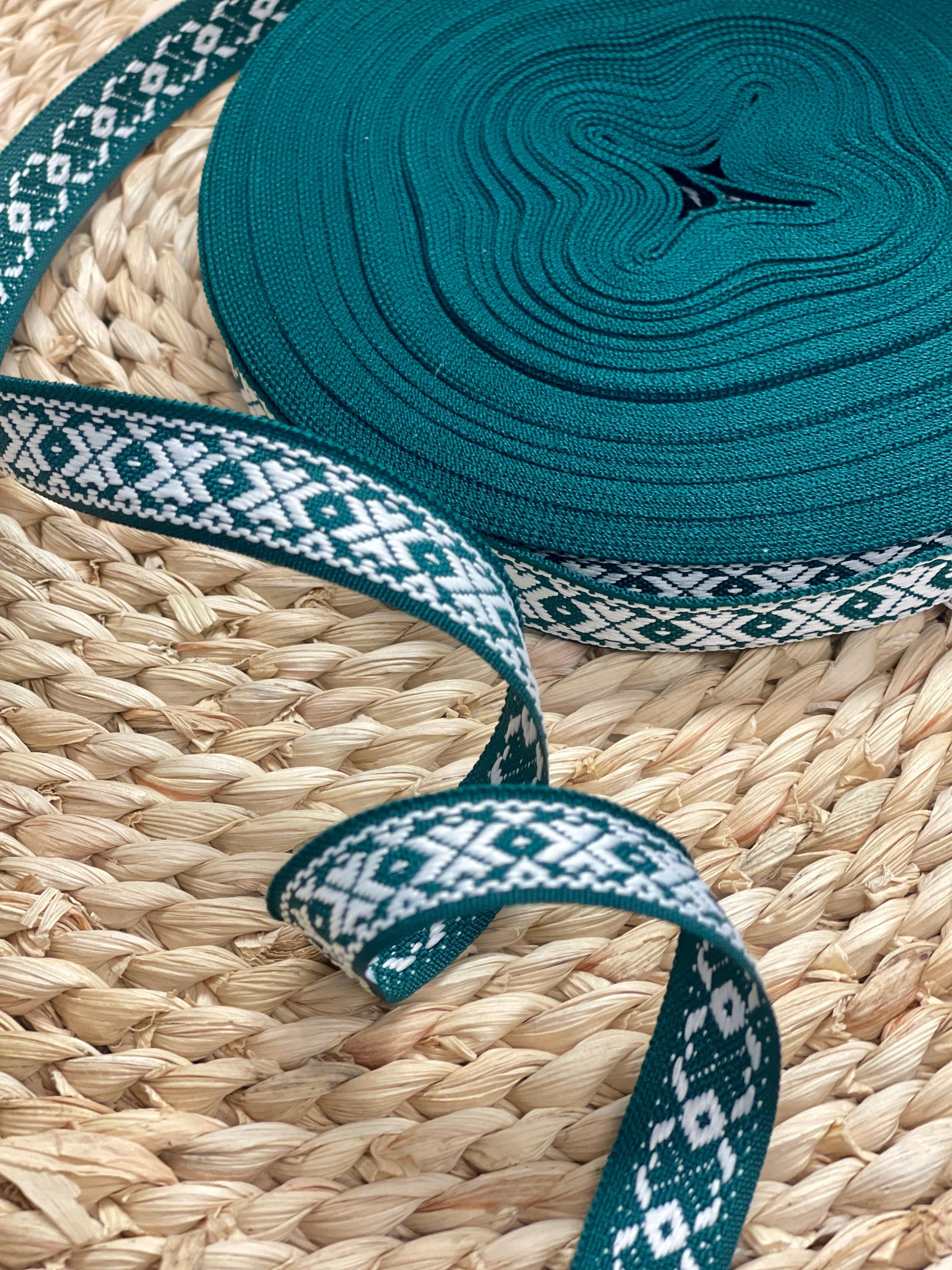 Ruban traditionnel de 16 mm - vert à motif blanc - LV