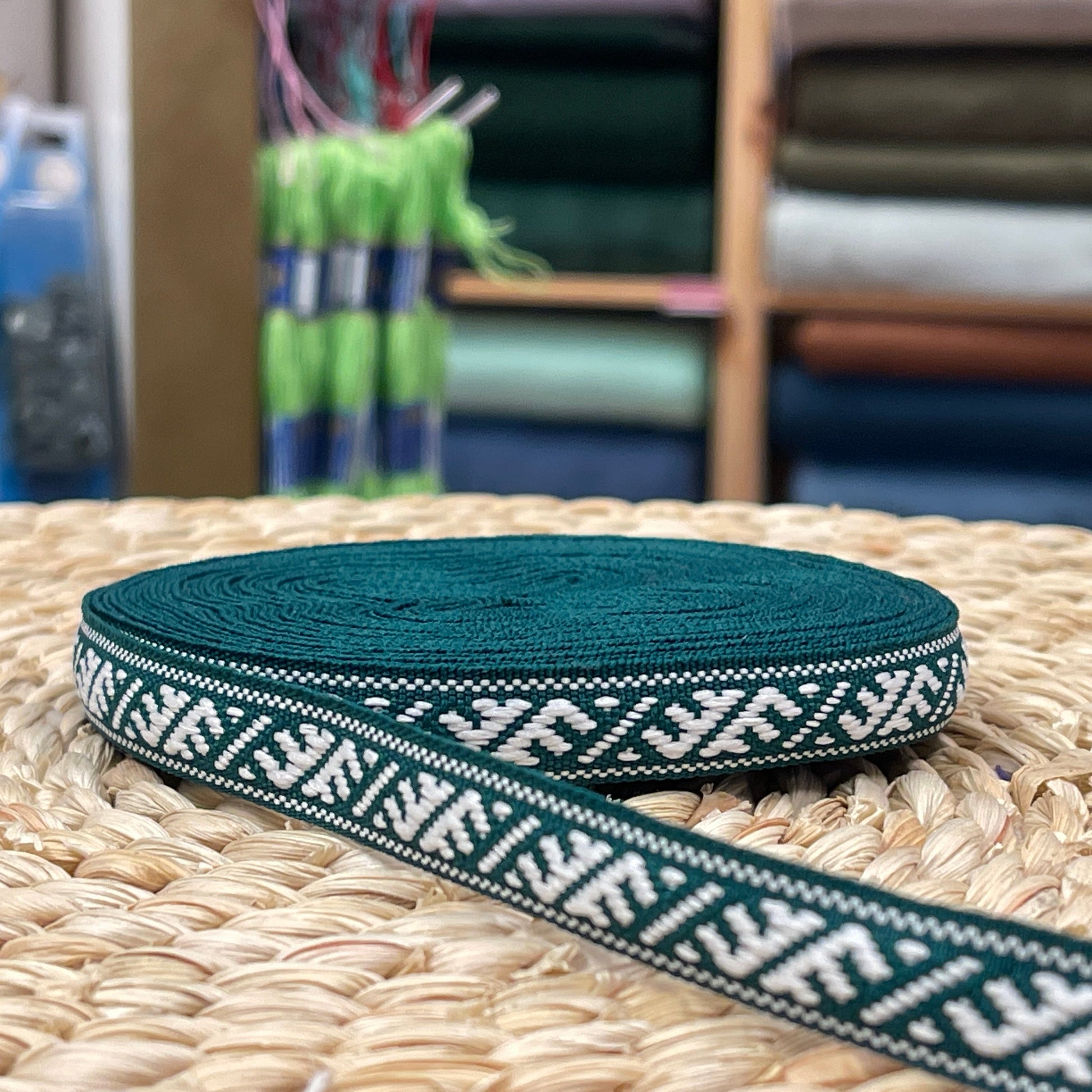 Ruban traditionnel, ceinture Ūsiņš 12 mm - vert - LV