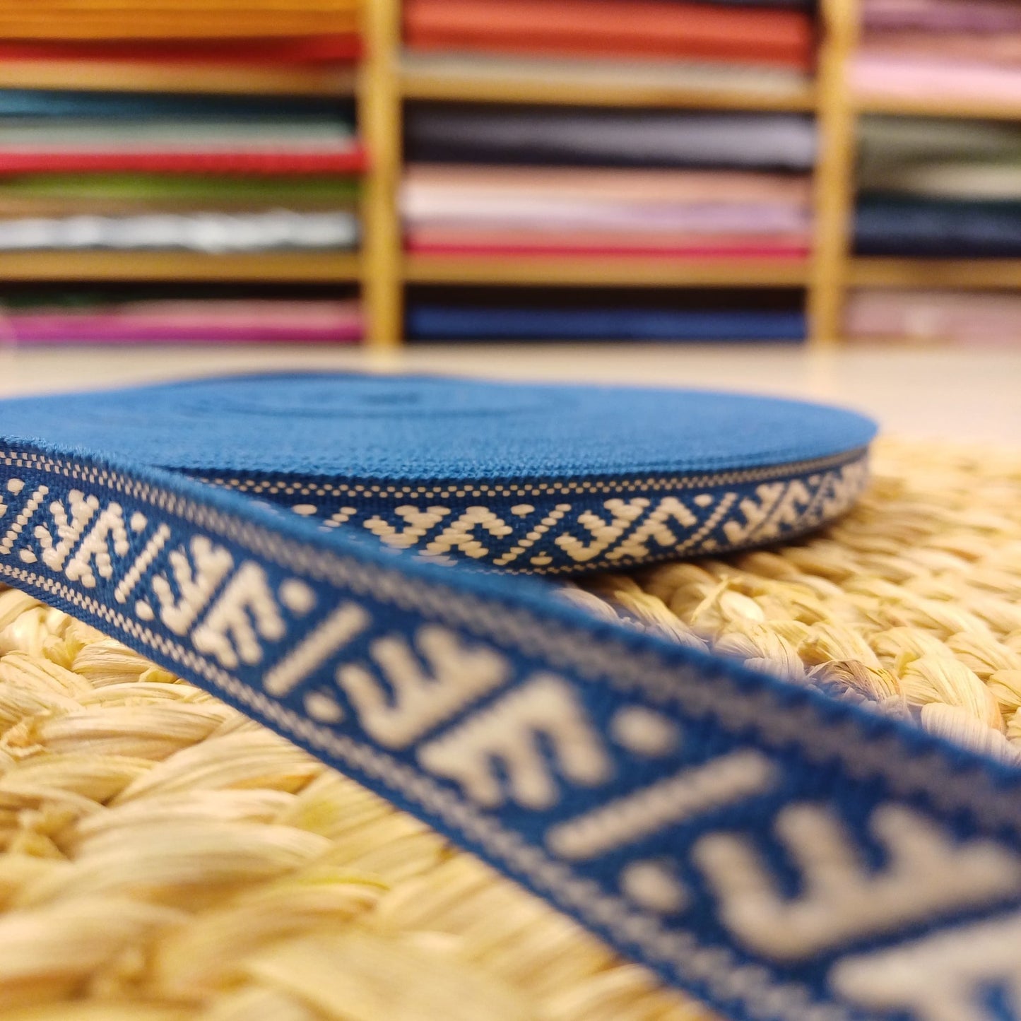txt
Ruban folklorique, ceinture Ūsiņš 12 mm bleu-LV