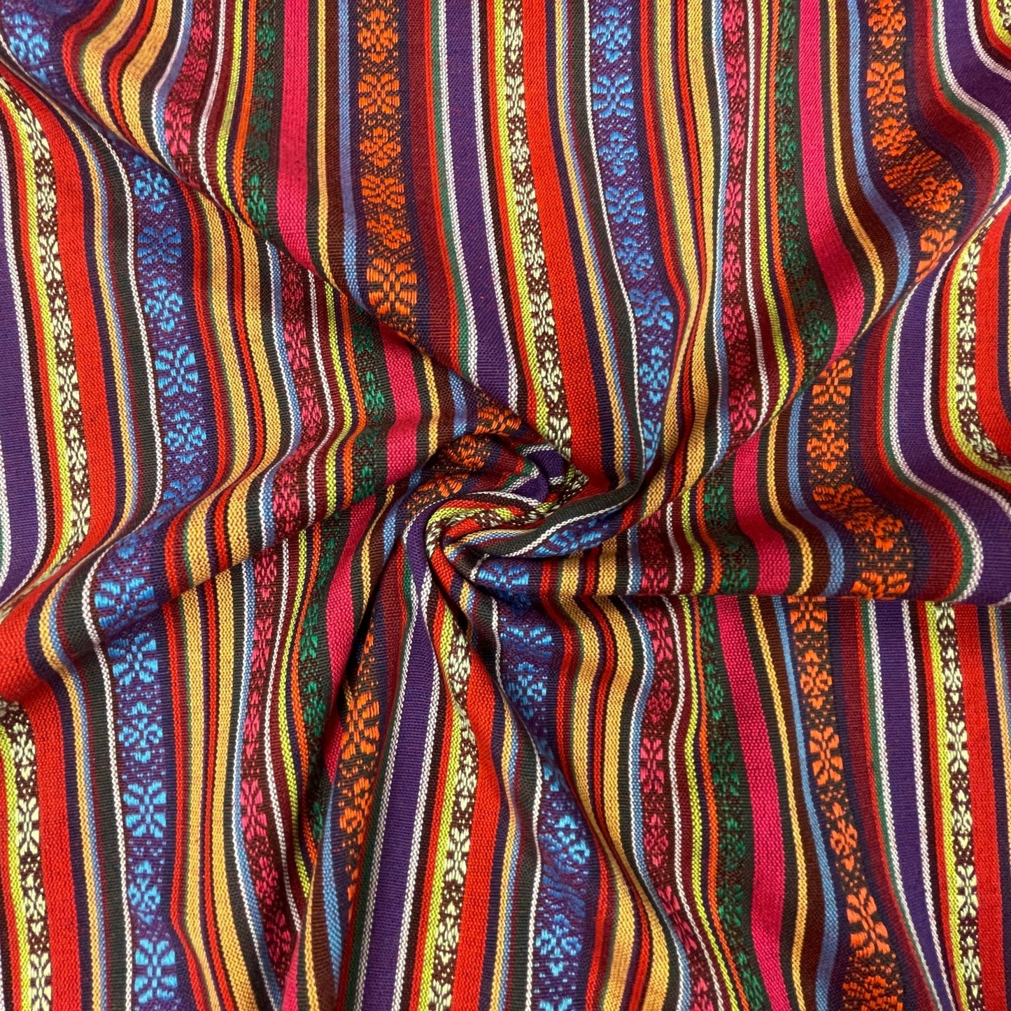 Stoff mit folkloristischem Muster – rote und blaue Töne 200 g/m²