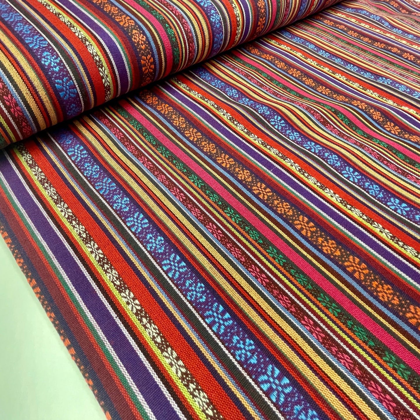 Stoff mit folkloristischem Muster – rote und blaue Töne 200 g/m²