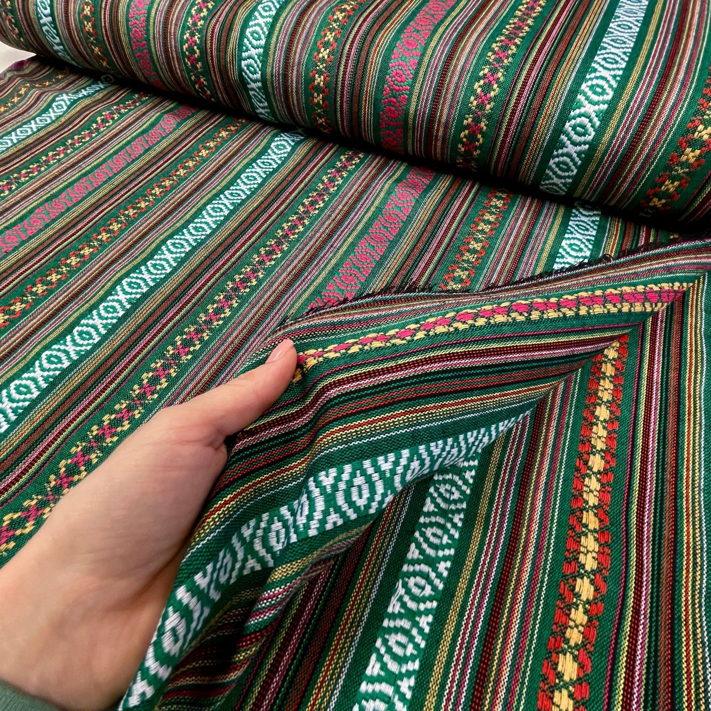 Stoff mit traditionellem Muster – grün