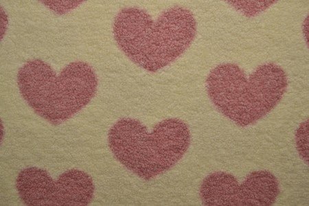 Kuva Teddy-fleecestä, vaaleanpunaisista sydämistä – saatavilla verkossa Charlotte’s Stoffe -kaupasta