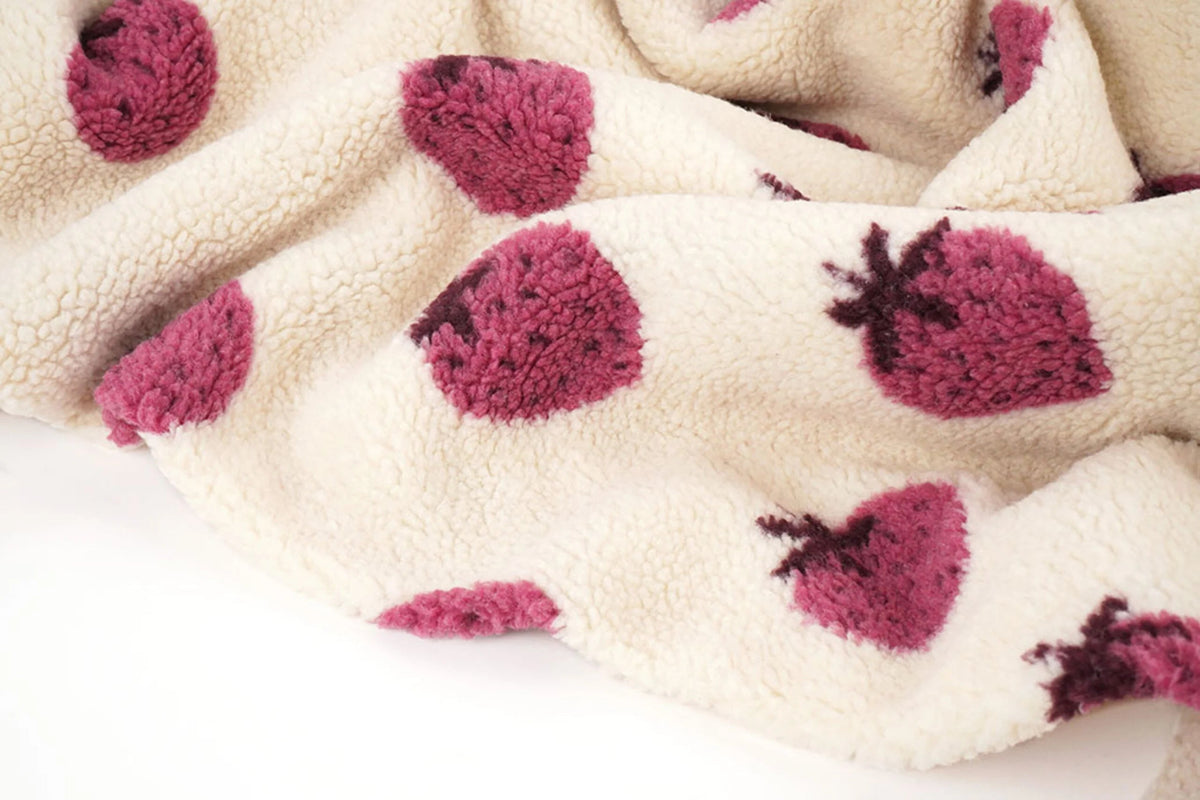 Teddy-fleece mansikkakuosilla – saatavilla verkossa Šarlotes audumi