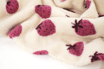 Teddy-fleece mansikkakuosilla – saatavilla verkossa Šarlotes audumi