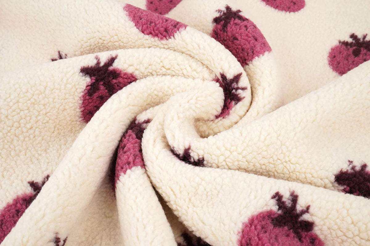 Teddy-fleece mansikkakuosilla – saatavilla verkossa Šarlotes audumi