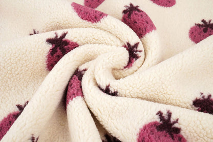 Teddy-fleece mansikkakuosilla – saatavilla verkossa Šarlotes audumi