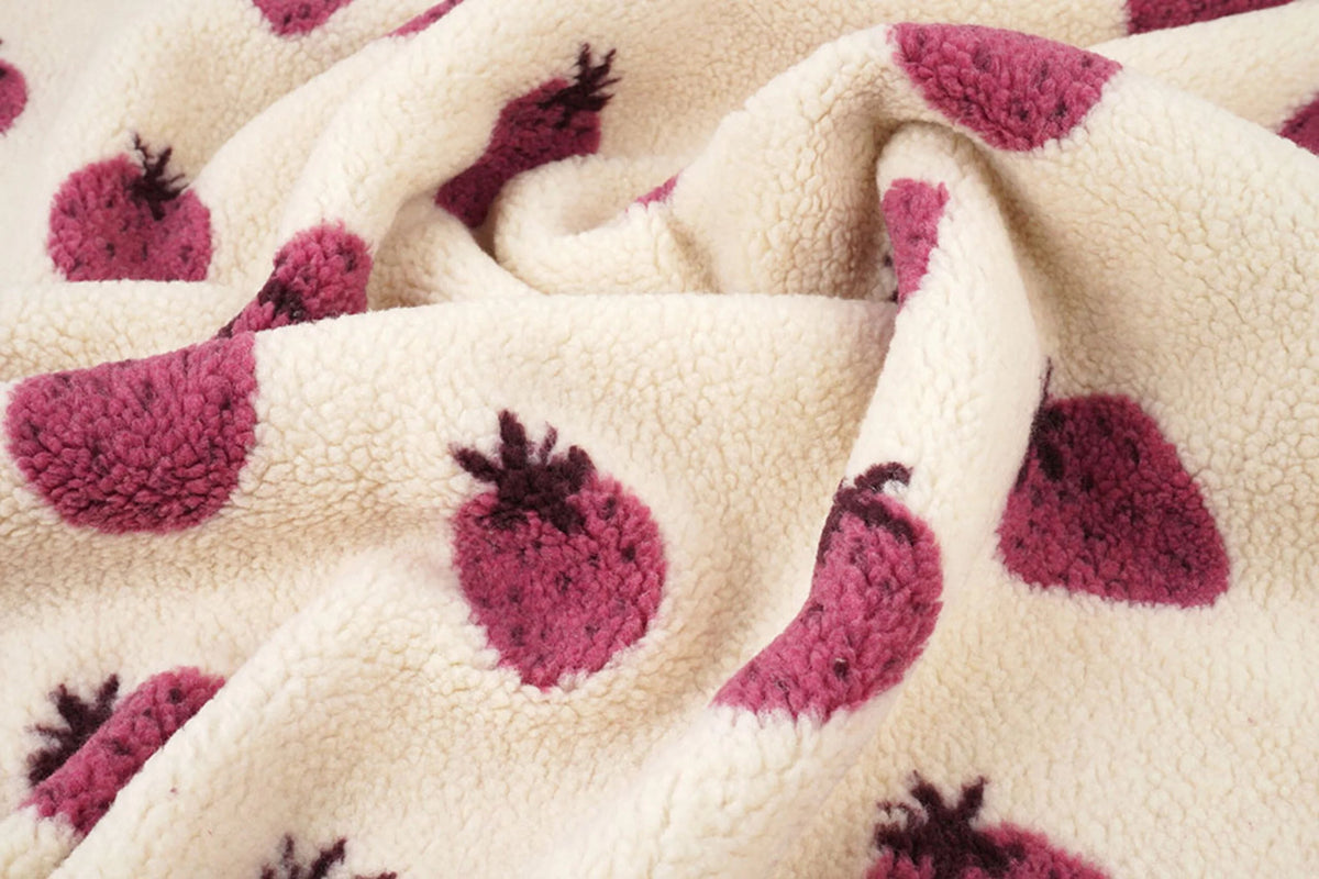 Teddy-fleece mansikkakuosilla – saatavilla verkossa Šarlotes audumi