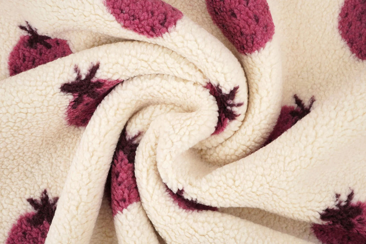 Teddy-fleece mansikkakuosilla – saatavilla verkossa Šarlotes audumi