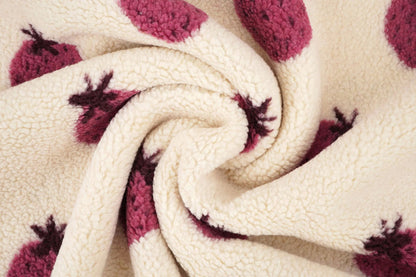Teddy-fleece mansikkakuosilla – saatavilla verkossa Šarlotes audumi