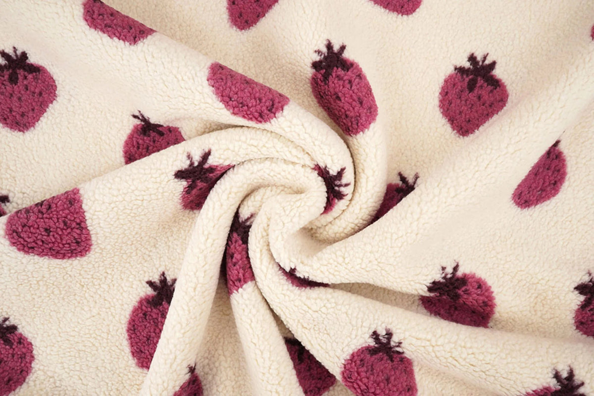 Teddy-fleece mansikkakuosilla – saatavilla verkossa Šarlotes audumi