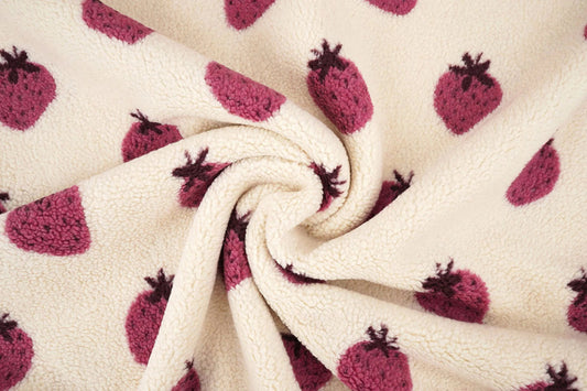 Teddy-fleece mansikkakuosilla – saatavilla verkossa Šarlotes audumi