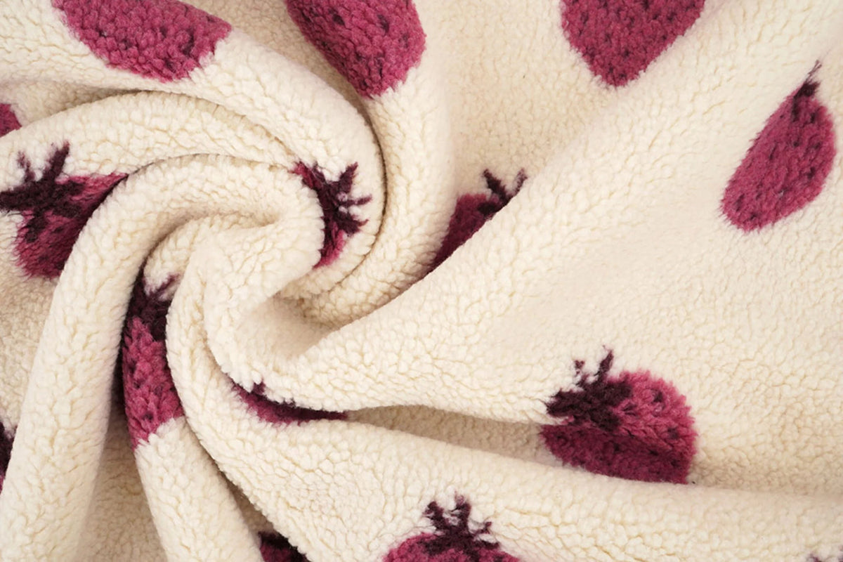 Teddy-fleece mansikkakuosilla – saatavilla verkossa Šarlotes audumi
