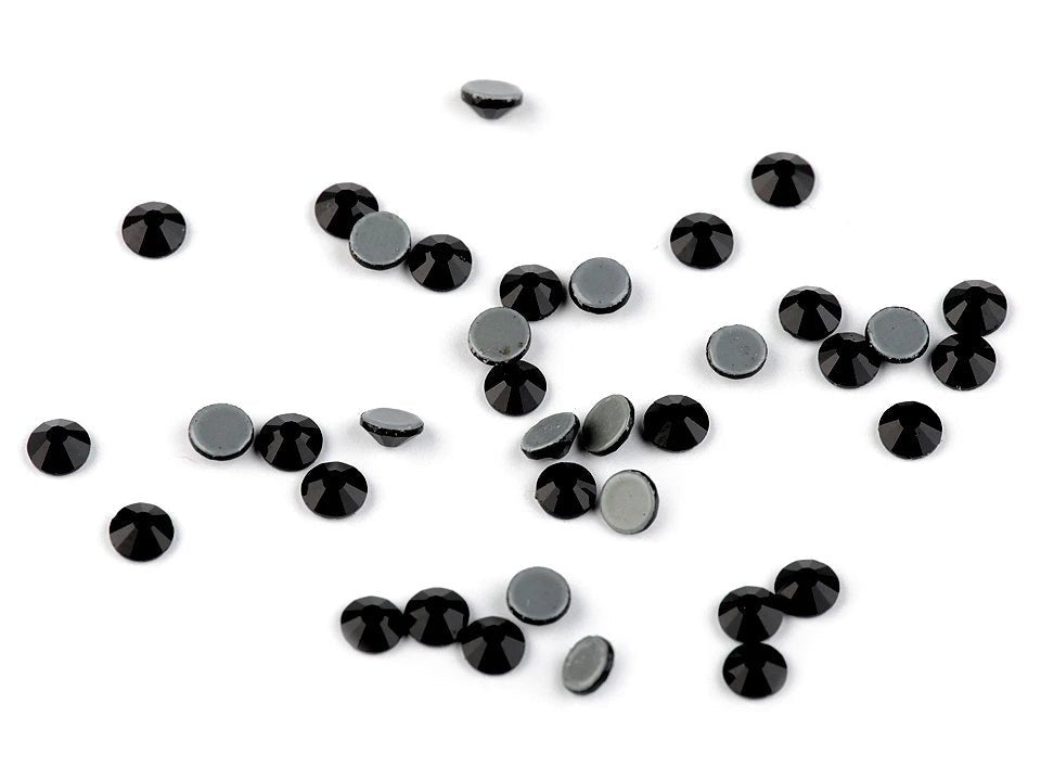 alt
Image with thermo adhesive crystals (hotfix), 4 mm 2 g – available at Charlotte's Fabrics