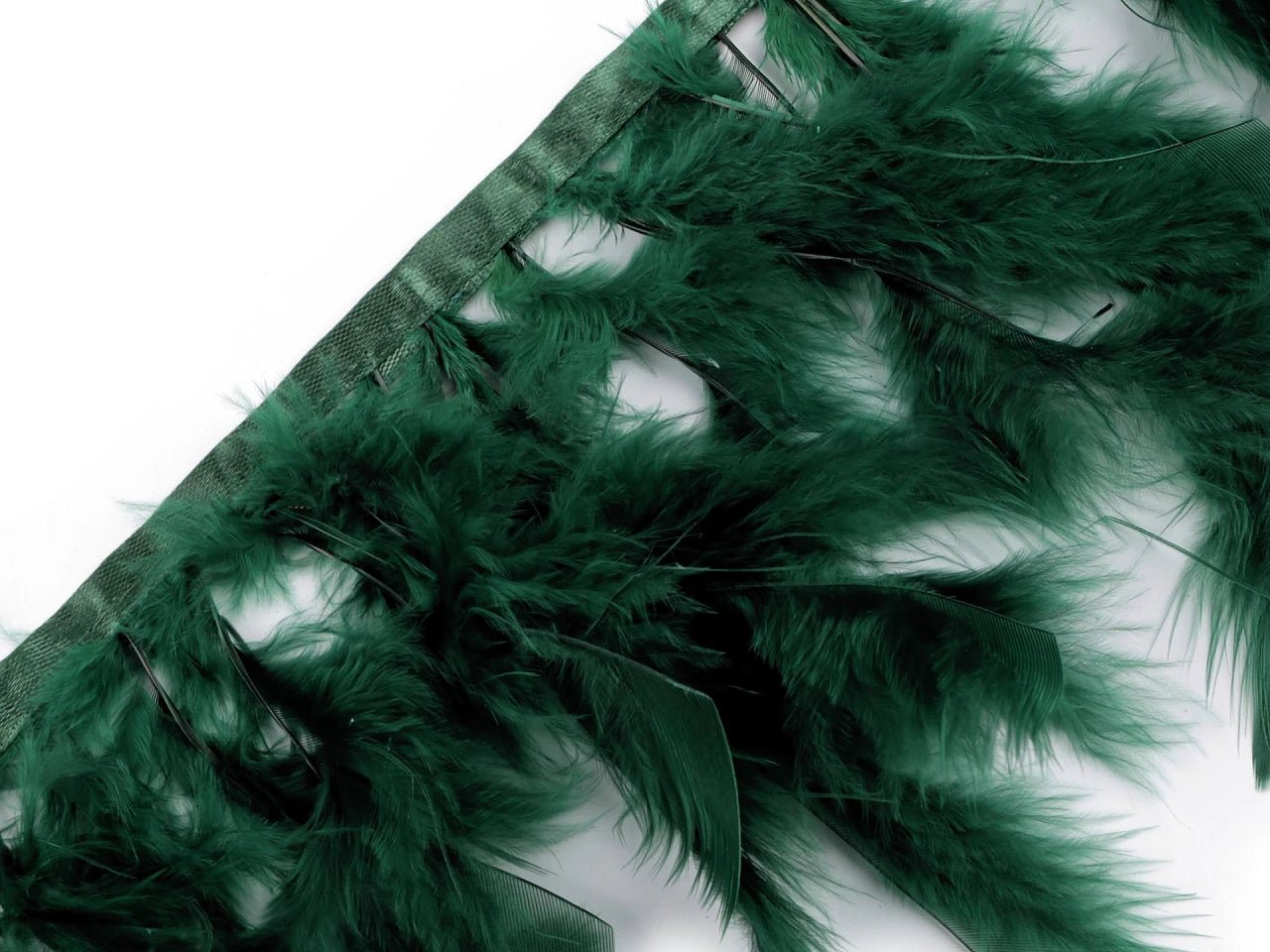 Image avec ruban de finition en plumes de dinde - vert foncé (pack de 50 cm) – disponible chez Šarlotes audumi