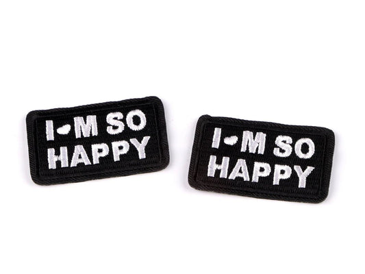 Kuva silitettävästä applikaatiosta “I’M SO HAPPY” – 3 × 5 cm – saatavilla verkossa Charlotten kankaat