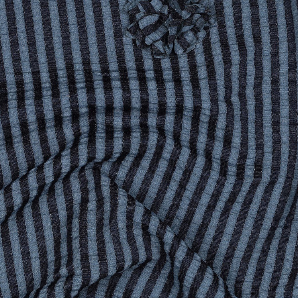 Kuva viskoosikankaasta, jossa on raidat ja kukkakuvio – tummansininen 130 g/m² – saatavilla Šarlotes audumi