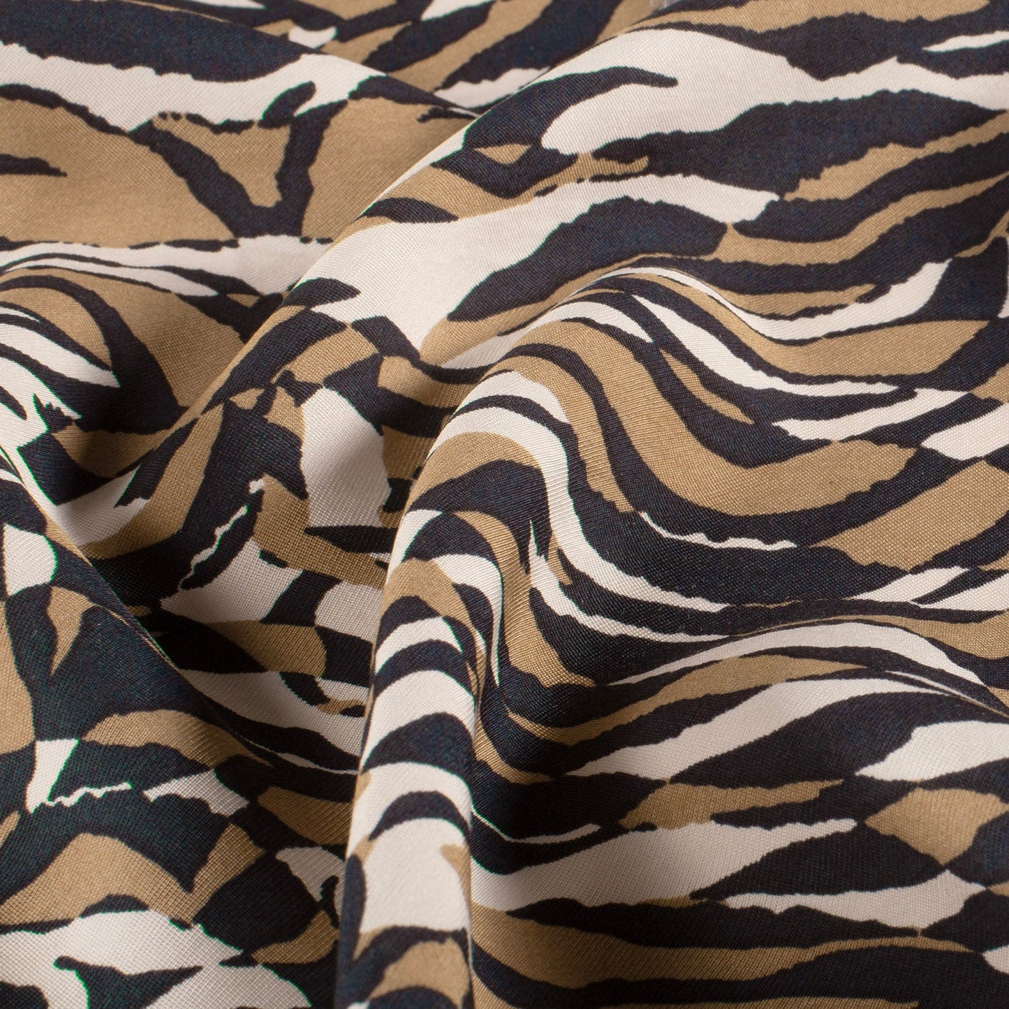 Image du tissu en viscose - motif zèbre brun 125 g/m² – disponible chez Šarlotes audumi