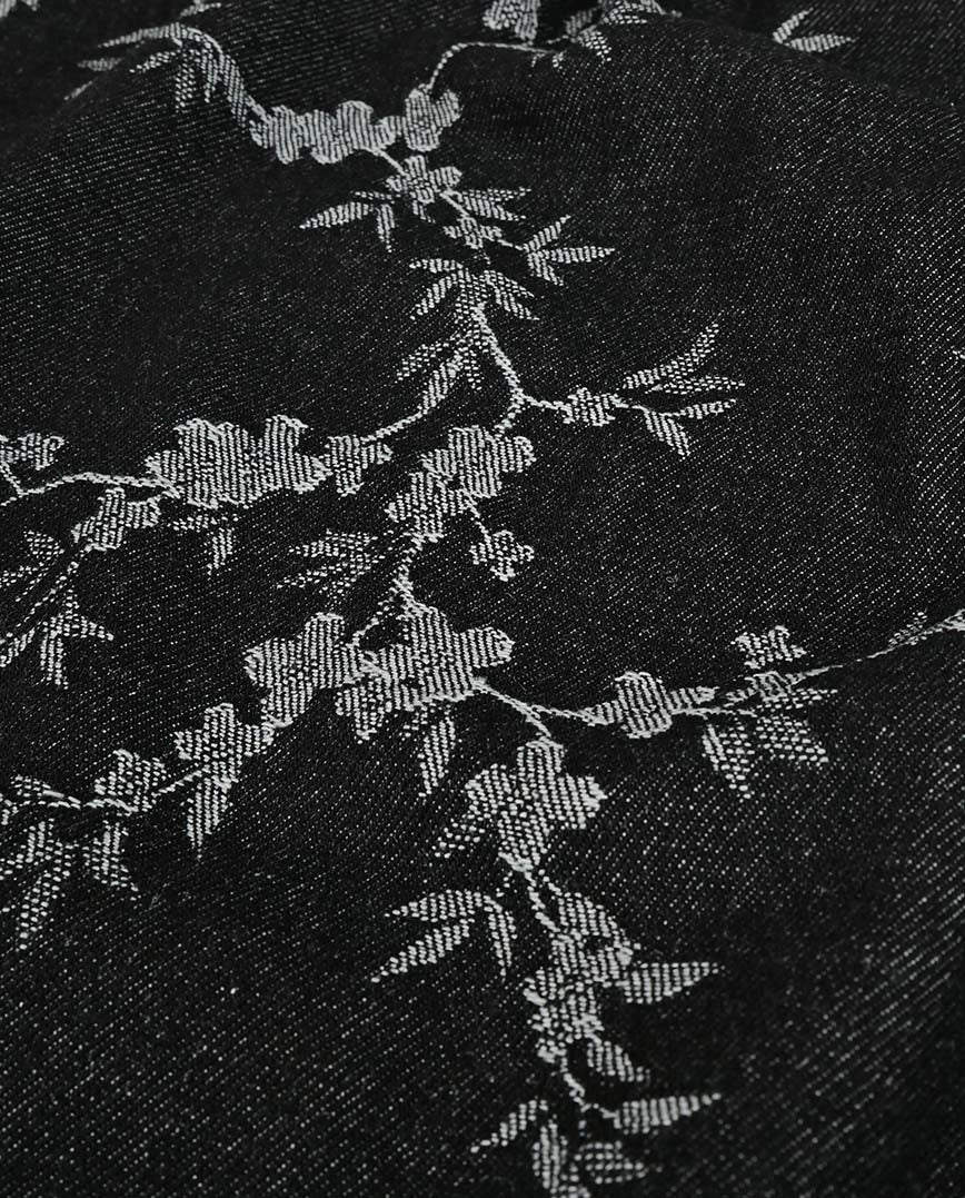 Kuva mustasta kukkakuosisesta jacquard-farkkukankaasta – saatavilla verkossa Šarlotes audumi