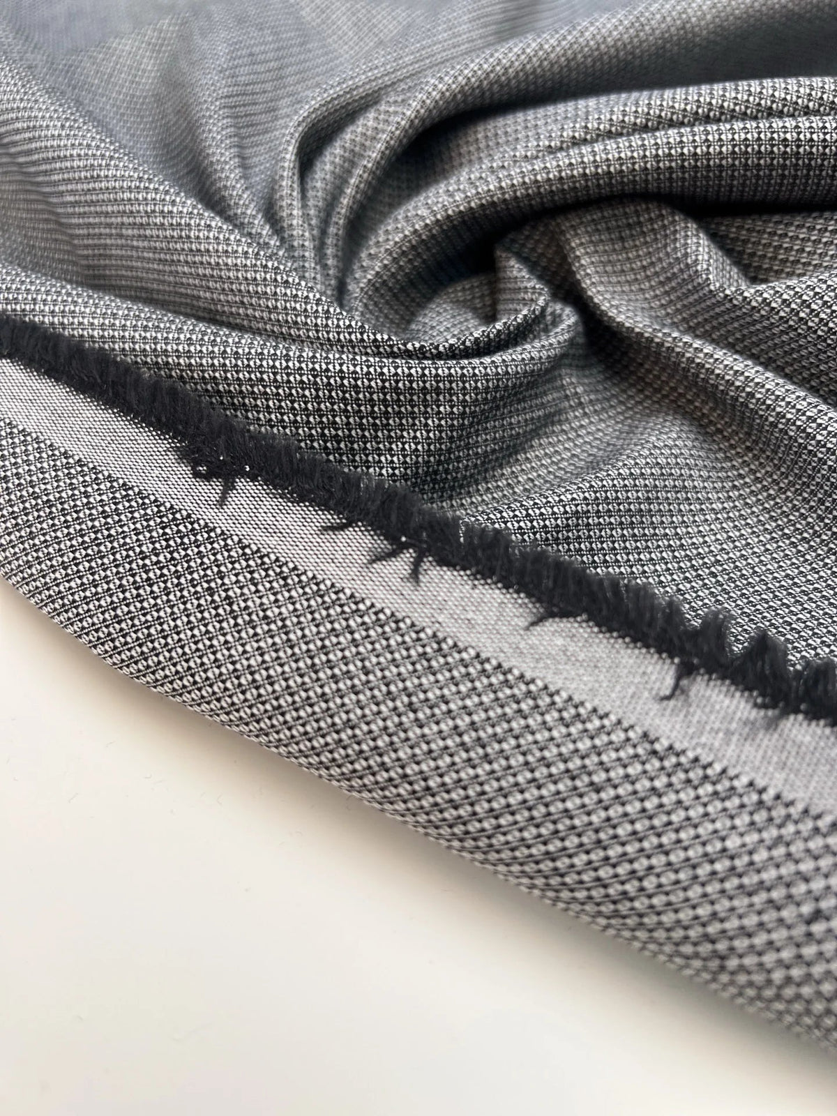 Kuva harmaasta joustavasta jacquard-puuvillakankaasta – Italia – saatavilla verkossa Šarloten kankaat