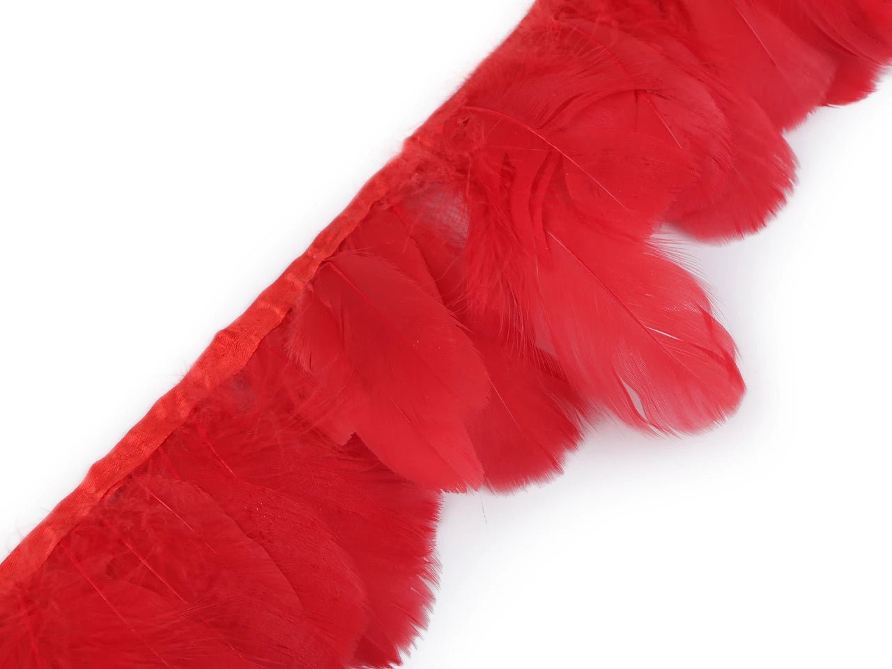 Image avec ruban de finition en plumes d’oie - rouge (pack de 50 cm) – disponible chez Šarlotes audumi