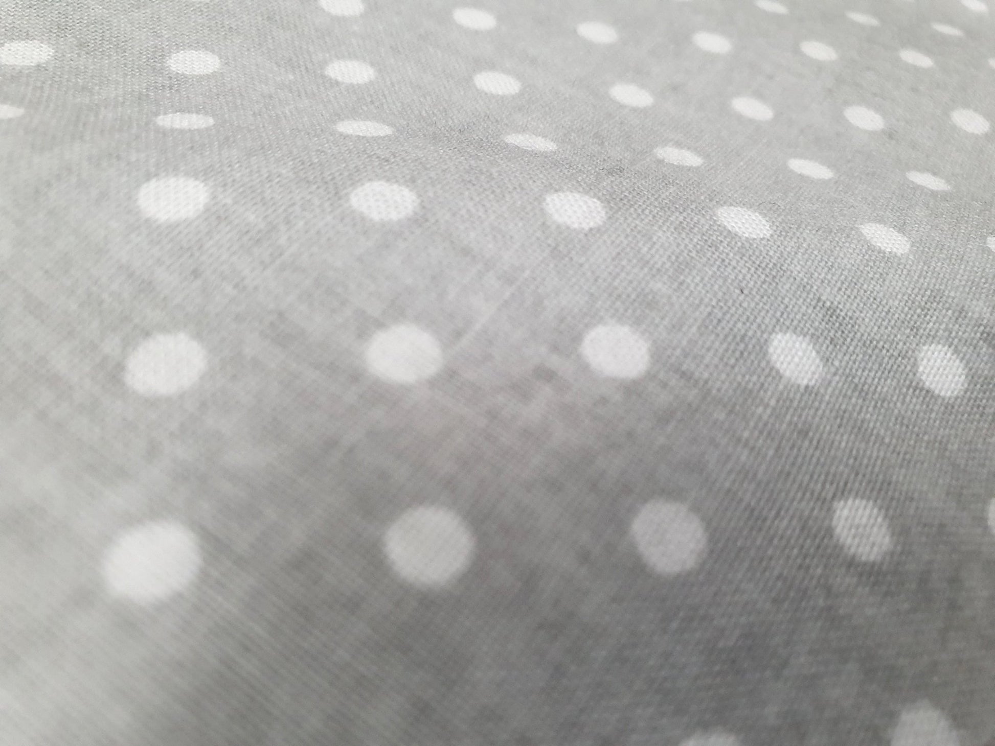 100 % Baumwollstoff – weiße Punkte auf grauem Hintergrund (4 mm) 130 g/m²