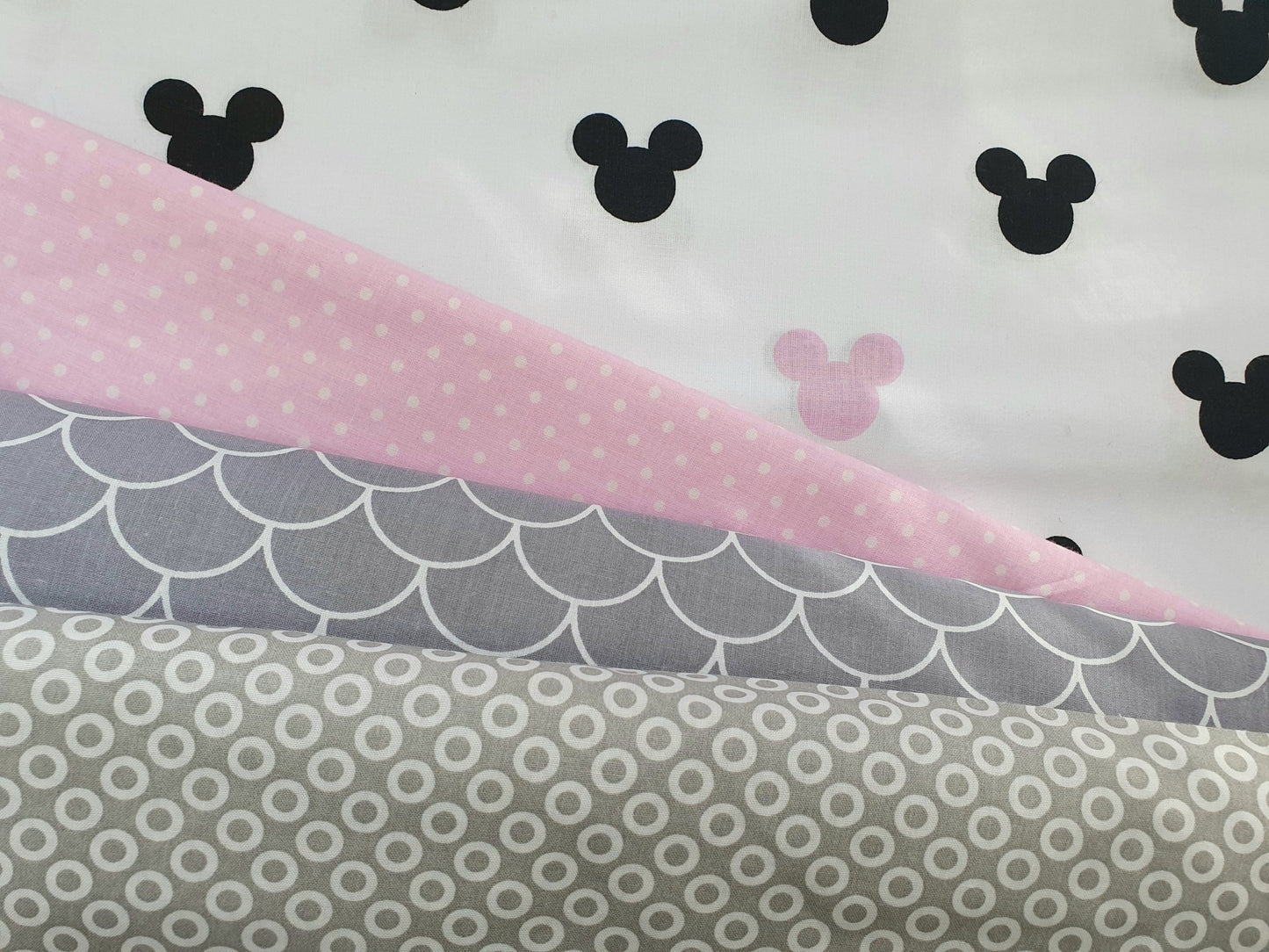 Tissu 100 % coton à pois blancs sur fond rose (4 mm) 130 g/m²