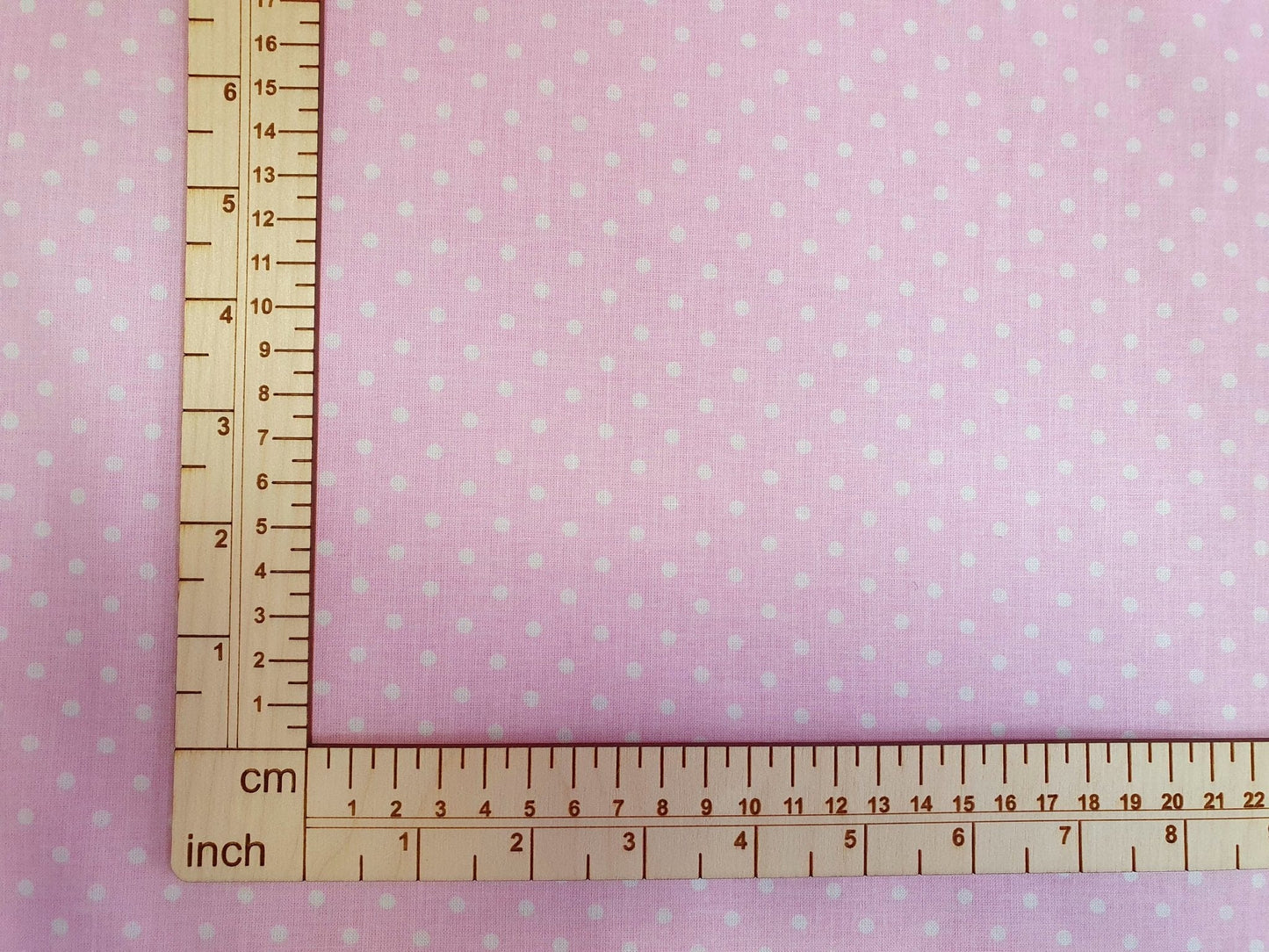 Tissu 100 % coton, petits pois blancs sur fond rose (4 mm), 130 g/m²