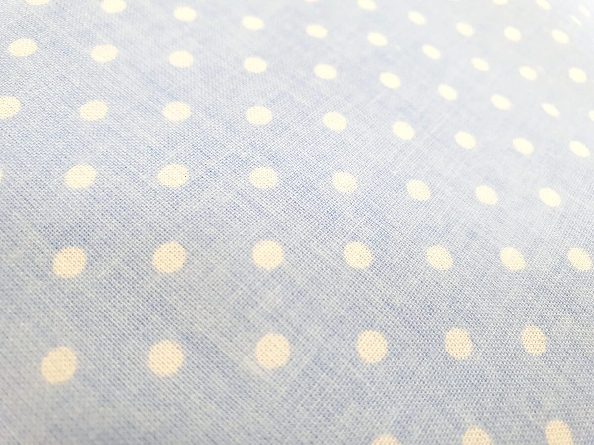 100 % tissu en coton - pois blancs sur fond bleu (4 mm) 130 g/m²