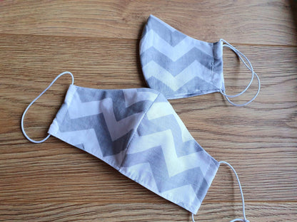 100% Baumwollstoff – weiß-graue Zickzackmuster 130 g/m²