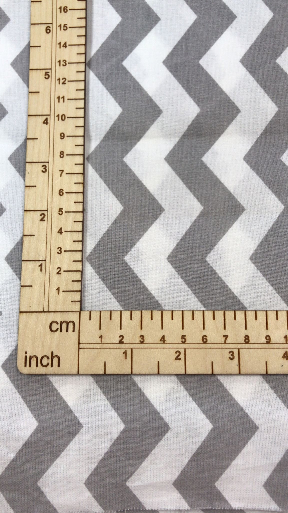 100 % Baumwollstoff mit weiß-grauen Zickzackmustern 130 g/m²