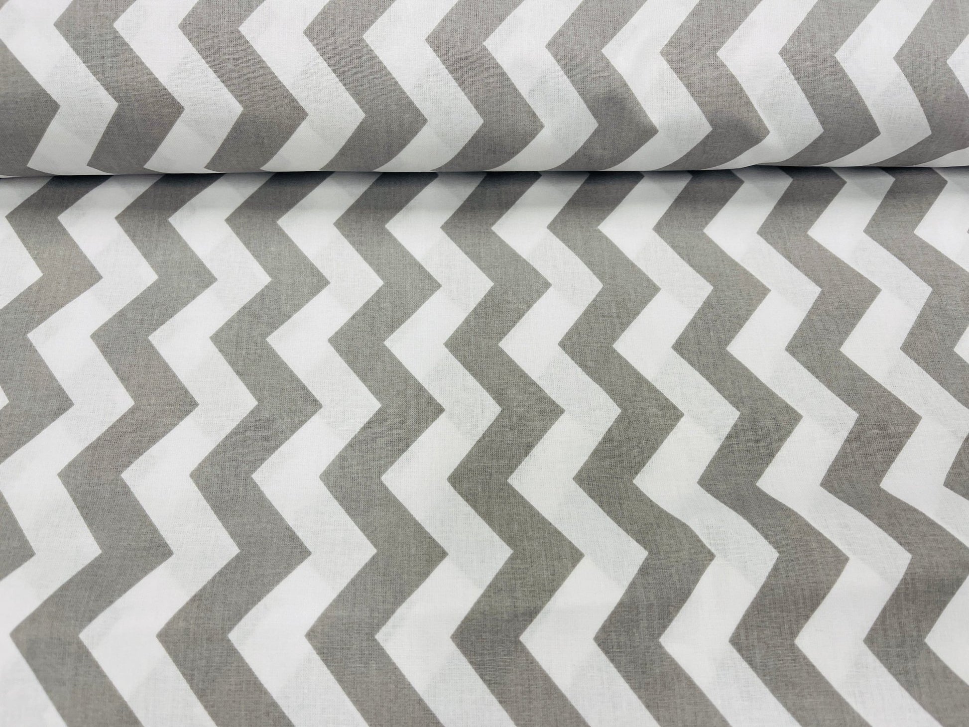 100 % Baumwollstoff mit weiß-grauem Zickzackmuster 130 g/m²