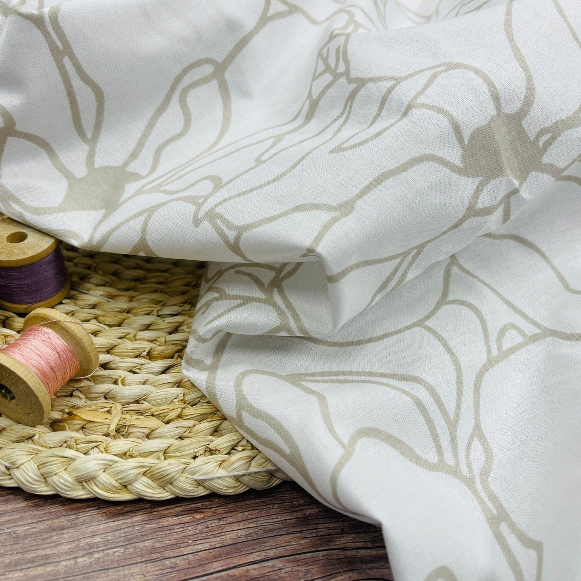 100 % tissu en coton, motif floral beige sur fond blanc 130 g/m²