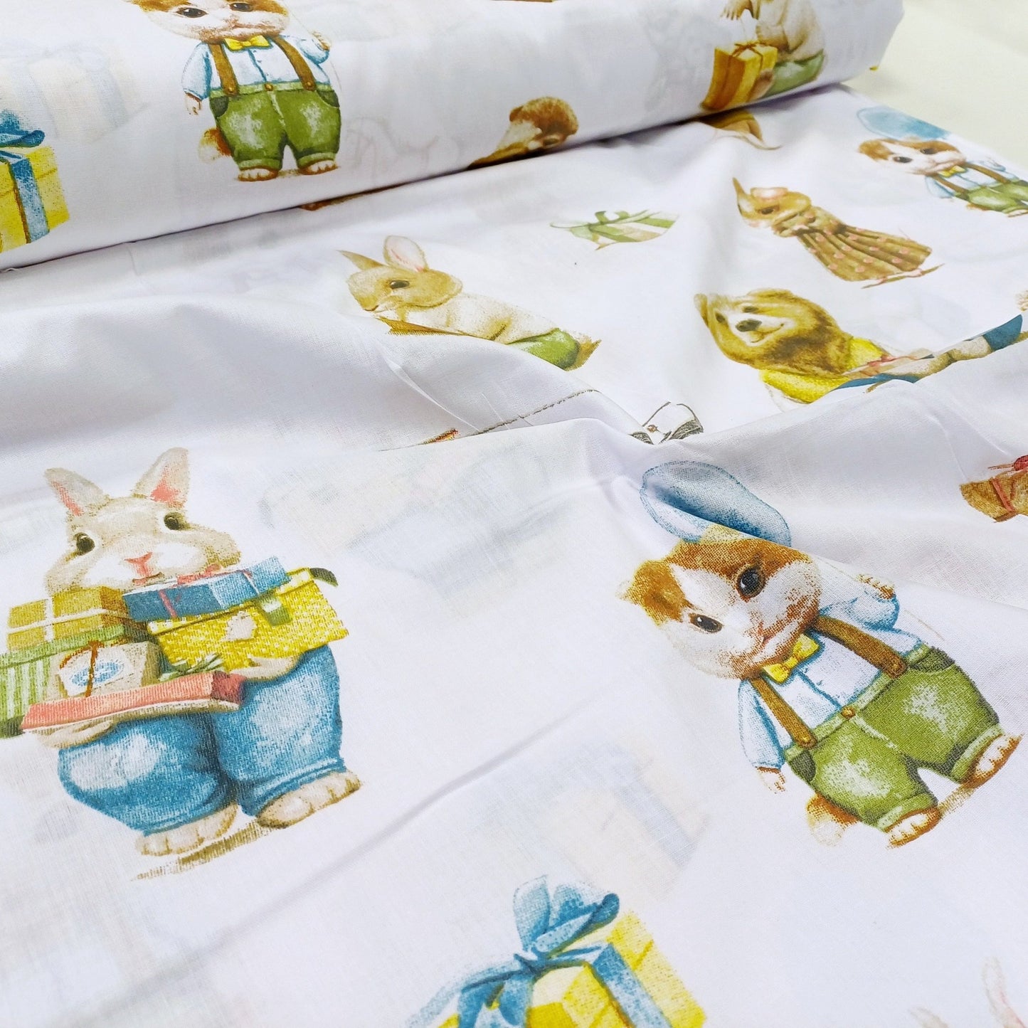 100% Baumwollstoff mit Tieren und Geschenken 130 g/m²