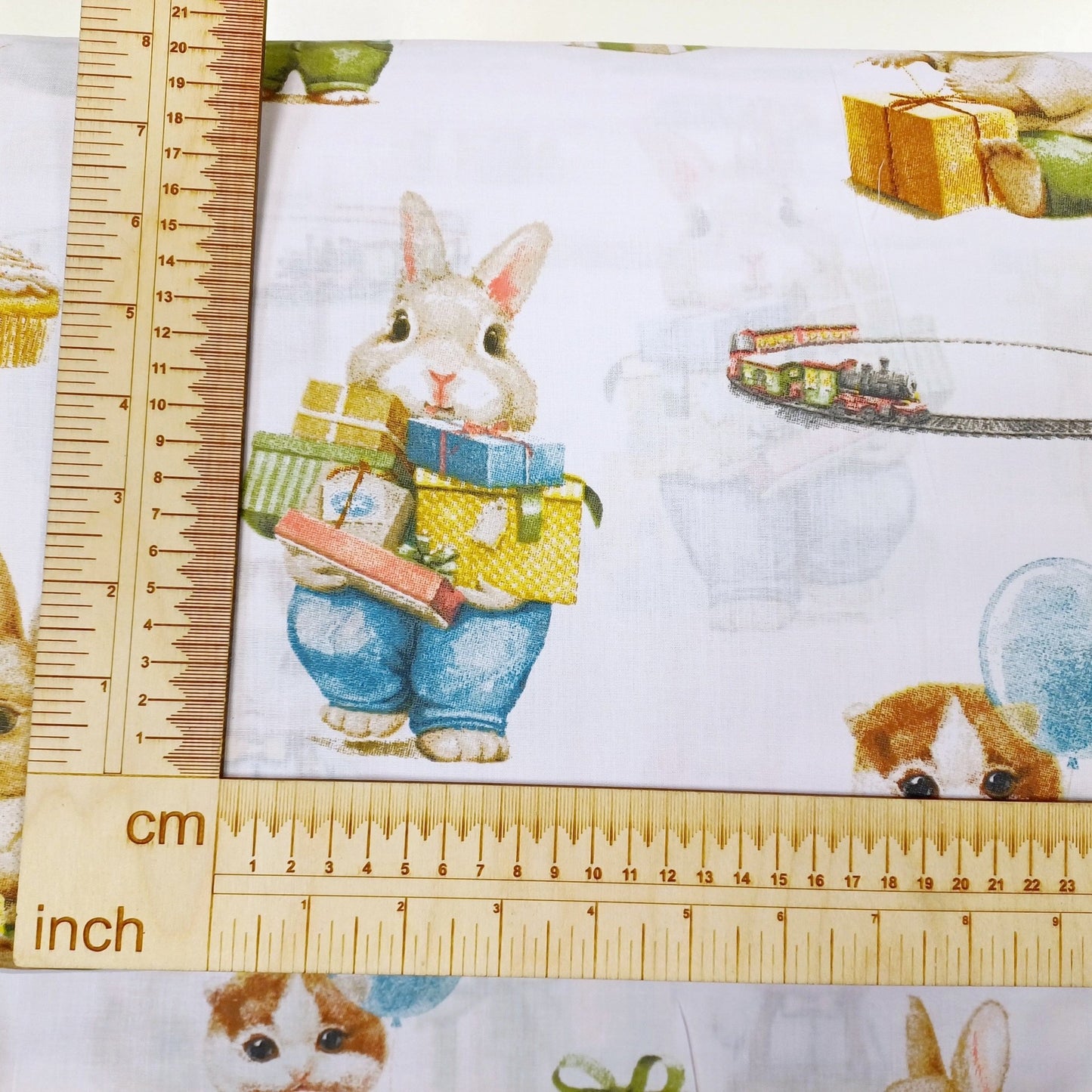 100 % Baumwollstoff mit Tieren und Geschenken 130 g/m²