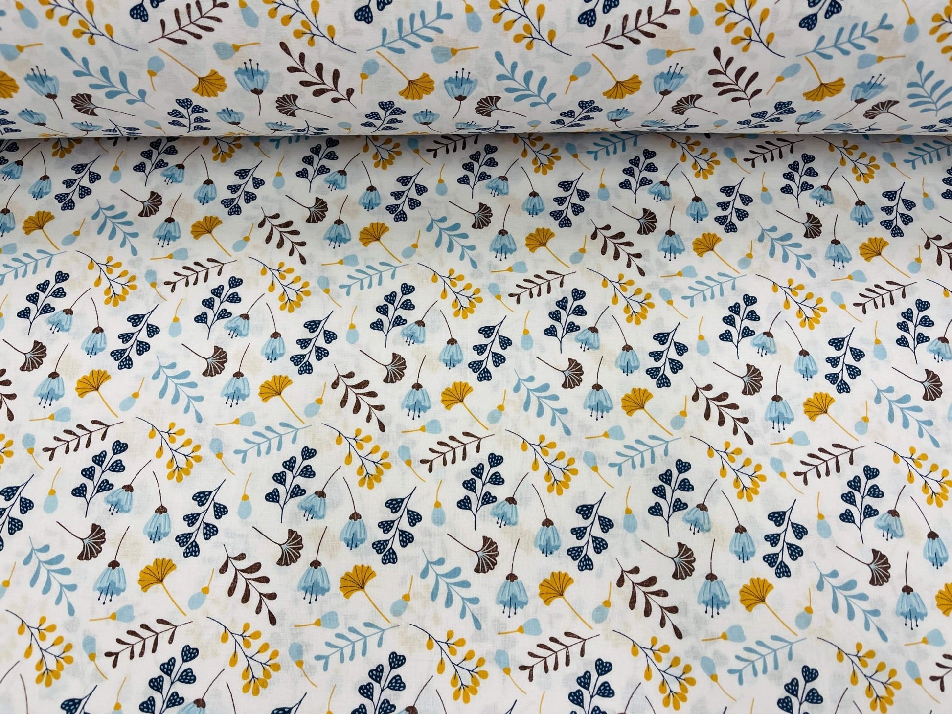 Tissu 100 % coton à petits motifs de fleurs bleues 125 g/m²