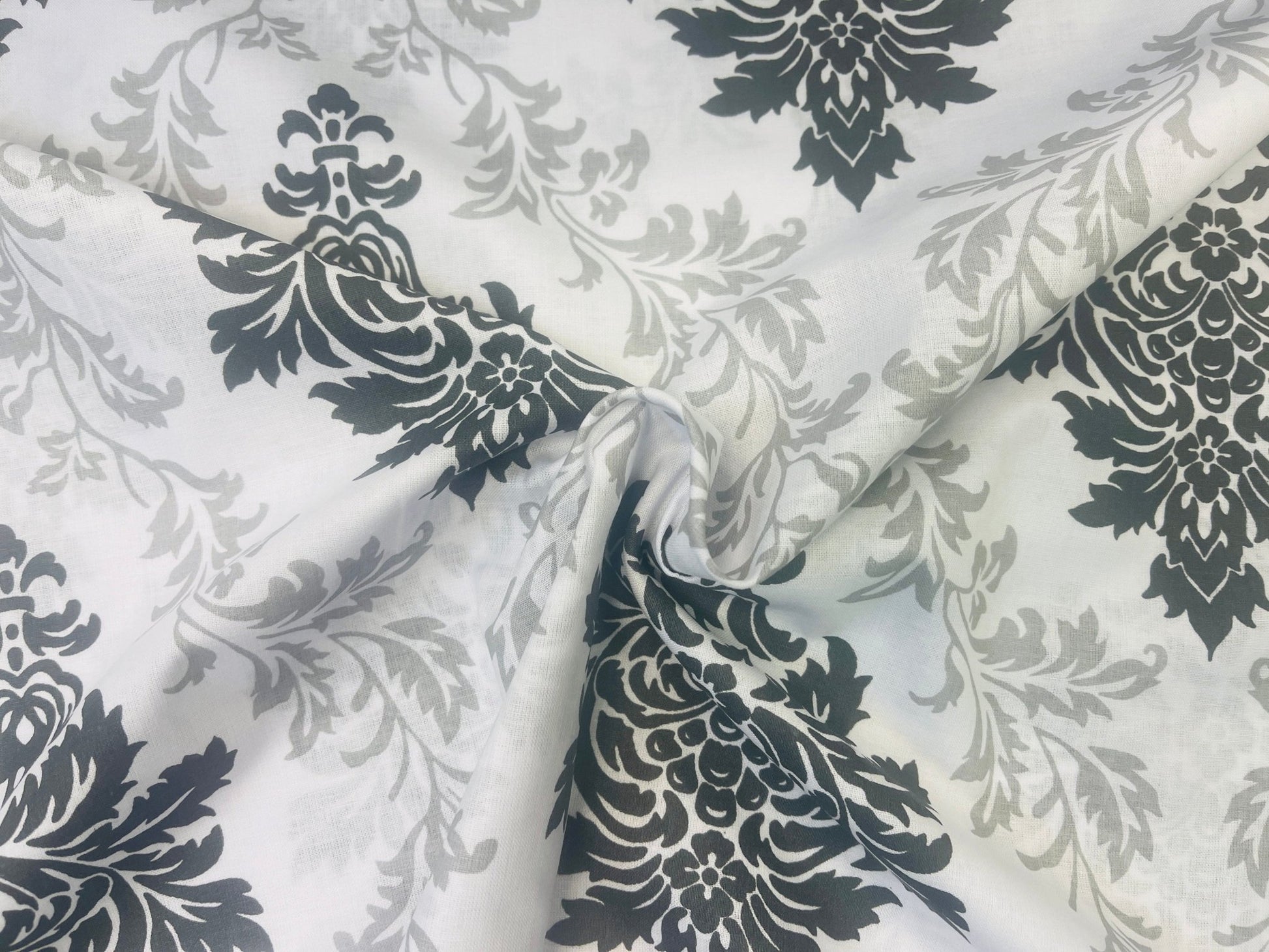 100% Baumwollstoff mit grauem und schwarzem Muster 130 g/m²