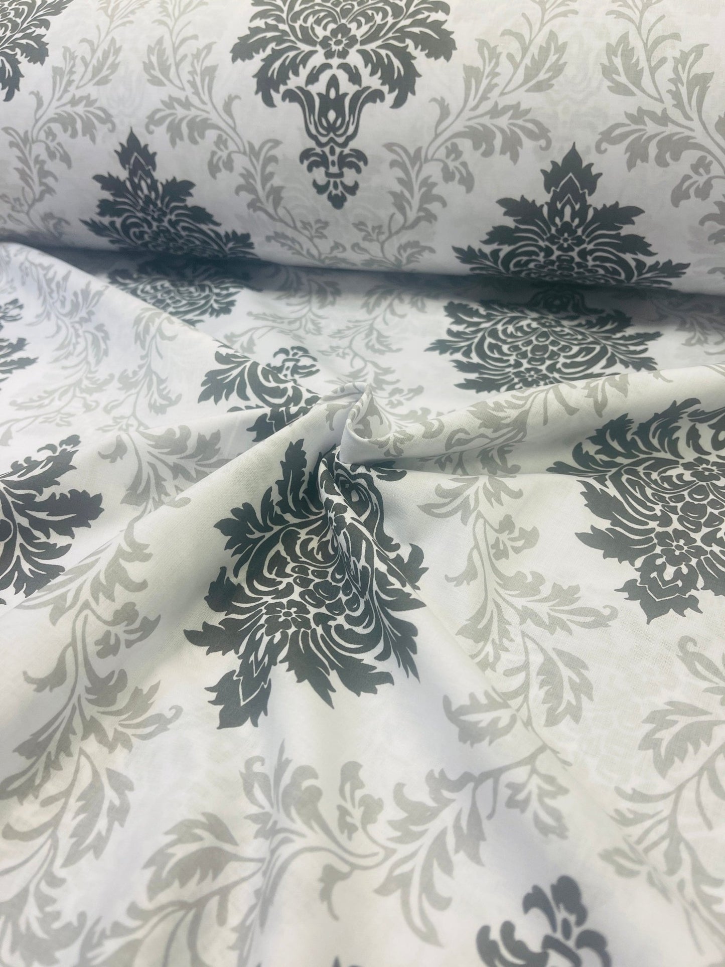 100% Baumwollstoff mit grau-schwarzem Muster 130 g/m²