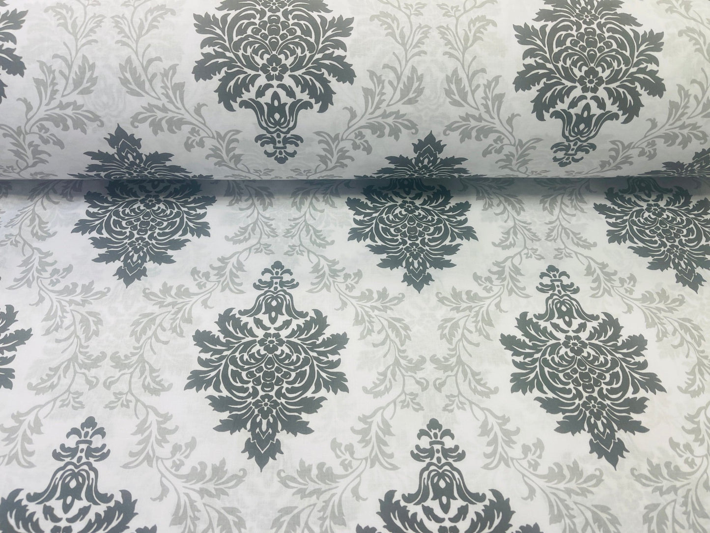 100% Baumwollstoff mit grauem und schwarzem Muster 130 g/m²