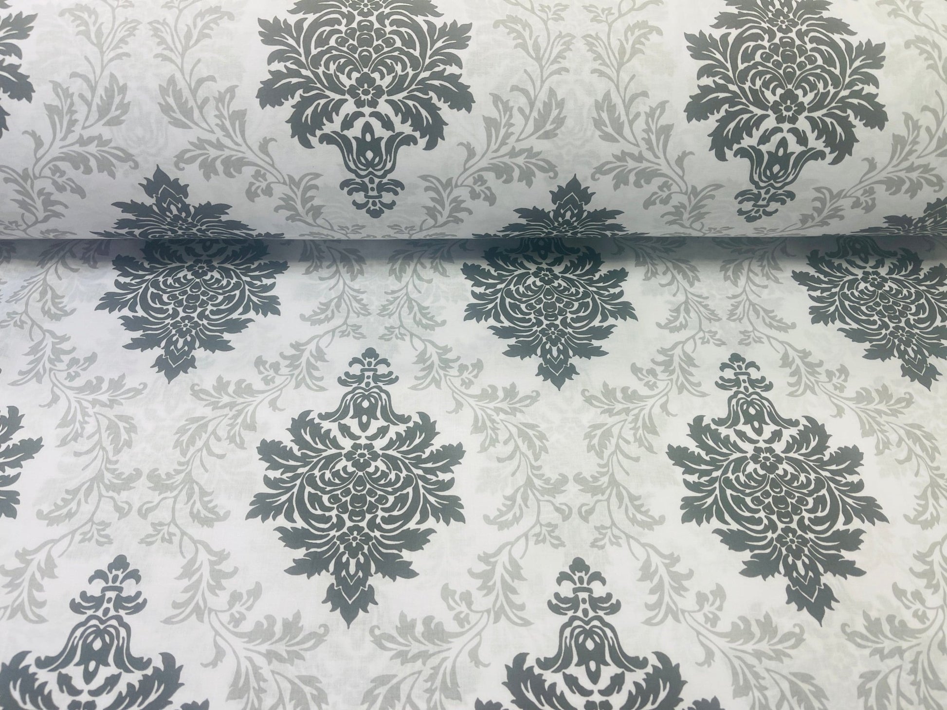 100% Baumwollstoff mit grauem und schwarzem Muster 130 g/m²