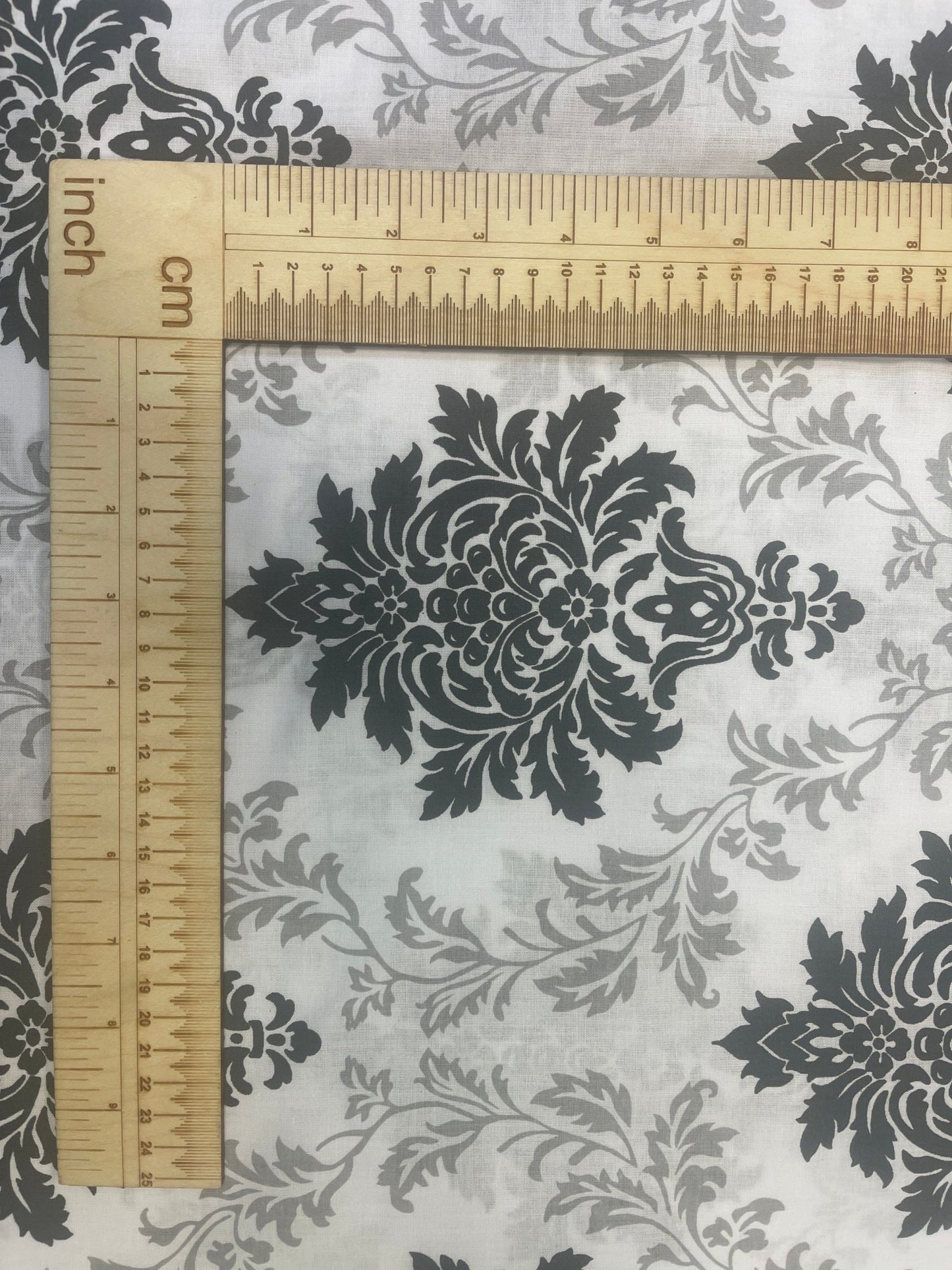 100% Baumwollstoff mit grau-schwarzem Muster 130 g/m²