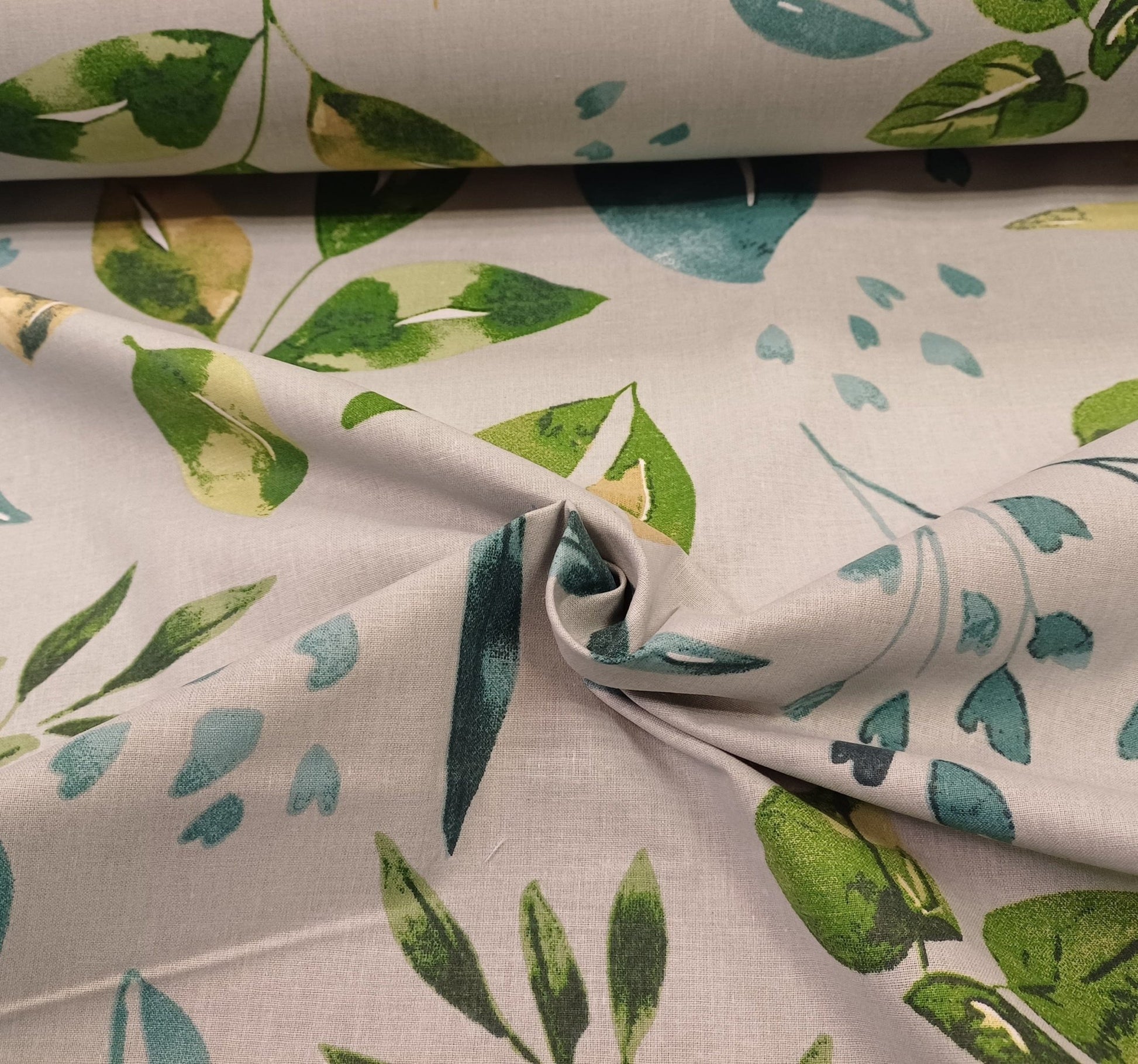 Tissu 100 % coton, feuilles vertes et bleu pétrole sur fond gris, 130 g/m²