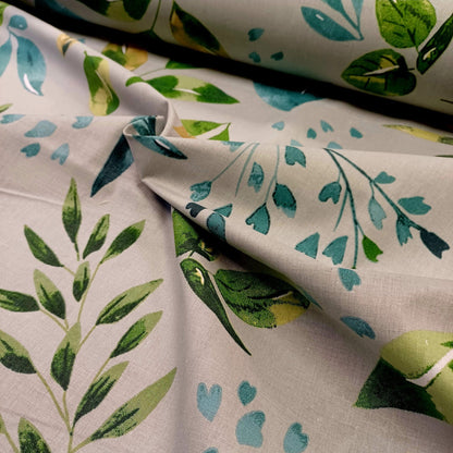 Tissu 100 % coton, feuilles vertes et bleu pétrole sur fond gris 130 g/m²