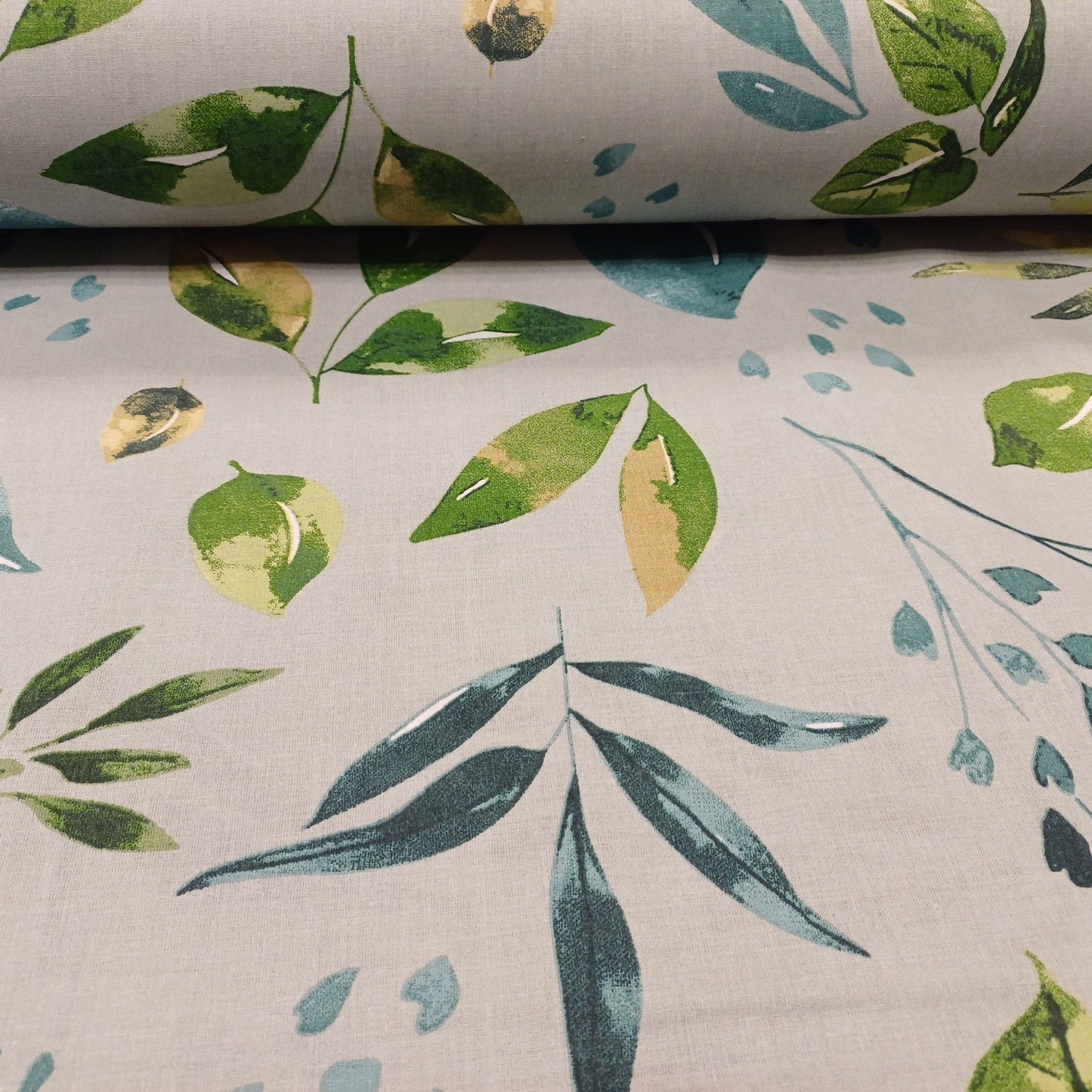 Tissu 100 % coton, feuilles vertes et pétrole sur fond gris, 130 g/m²