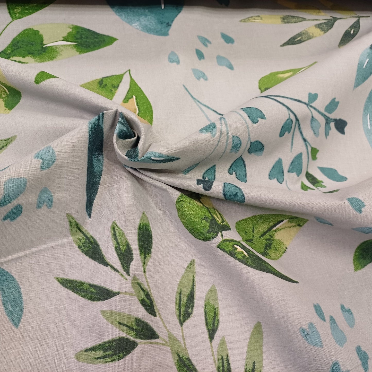 Tissu 100 % coton - feuilles vertes et bleu pétrole sur fond gris 130 g/m²