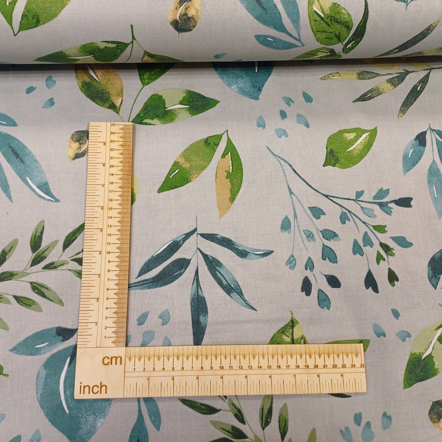 Tissu 100 % coton - feuilles vertes et bleu pétrole sur fond gris 130 g/m²